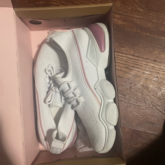 Women Shoes - Picture 3 of 4